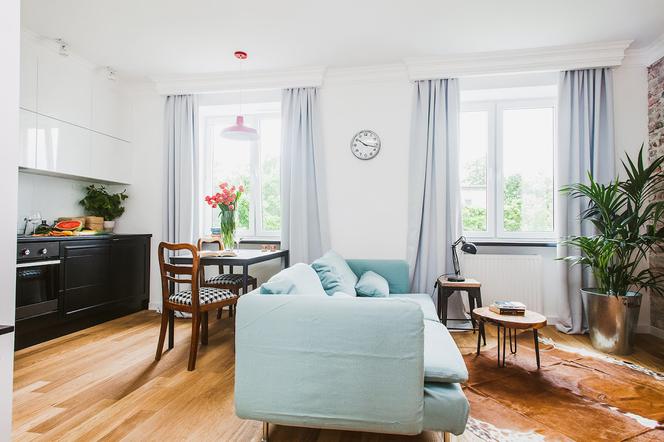 Błękitna sofa do salonu w stylu vintage