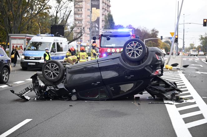 Dachowanie w Warszawie! Wcześniej na tej ulicy doszło do śmiertelnej masakry