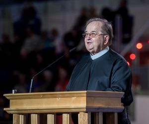 Ojciec Tadeusz Rydzyk ma swój witraż w kościele w Toruniu