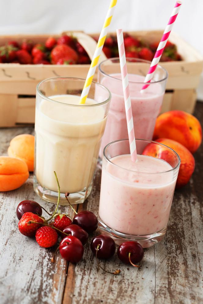 Jogurtowe smoothie z truskawek i brzoskwini