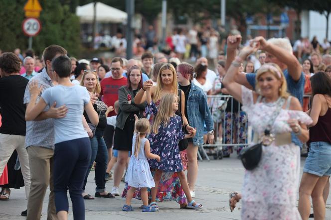 Potańcówki przed Teatrem Śląskim w Katowicach. "Roztańczony Wyspiański" porwał tłumy