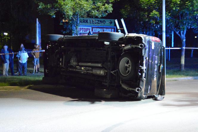 Na rondzie Sybiraków w Lesznie kierowca rozbił dodge'a. Jeździł z piskiem opon