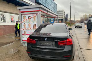 BMW roztrzaskało przystanek. Dwóch nastolatków wylądowało w szpitalu 
