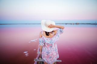 To jedno z najpiękniejszych jezior na świecie. Różowa woda tworzy bajkowy klimat. Sprawdź, gdzie jest różowe jezioro