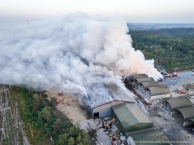 Ogromny pożar w Koniecpolu. Dogaszanie może potrwać kilka godzin