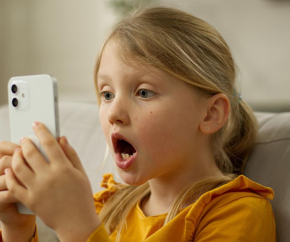 Pierwszy telefon dla dziecka. Eksperci wskazują wiek