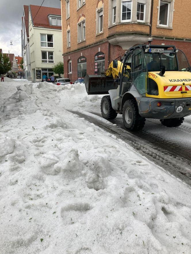 Szok! W Niemczech zima. Pługi śnieżne na ulicach w sierpniu