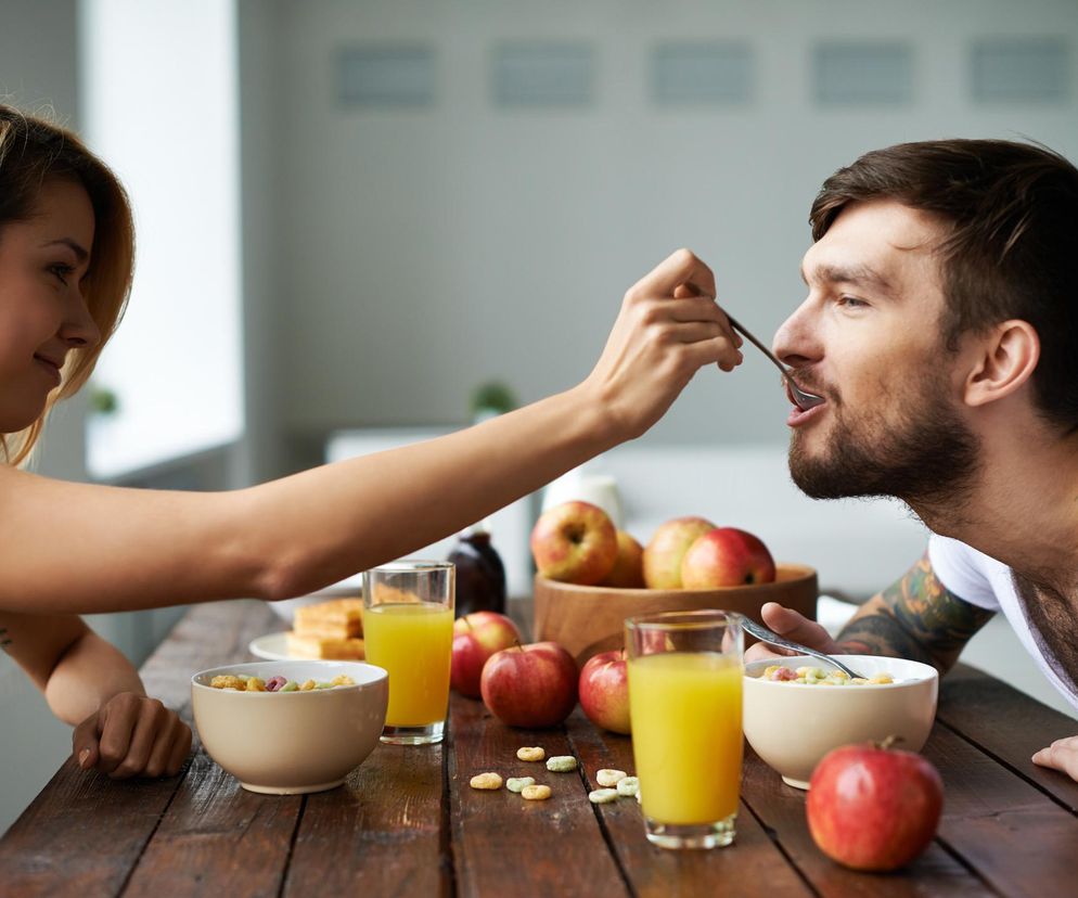 Co jeść na śniadanie, żeby schudnąć? Inne zalecenia dla kobiet, inne dla mężczyzn