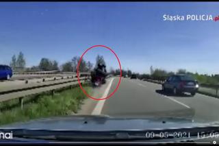 Śląskie: Straszny wypadek motocyklisty. Uderzył wprost w barierki. Jechał z pasażerką [WIDEO]