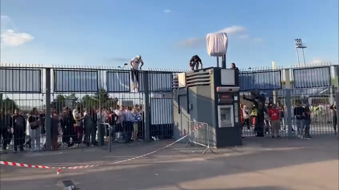 UEFA zabrała głos po skandalu. Jest oficjalne oświadczenie. Całą winę zrzucili na kibiców