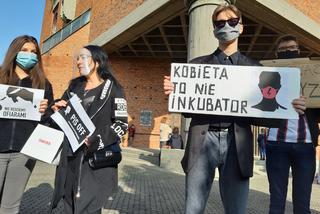 Protest pod kościołem św. Antoniego w Lesznie