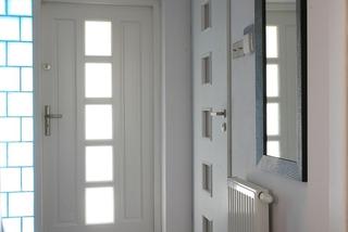 Drzwi zewnetrzne w kolorze białym ze świetlikami
