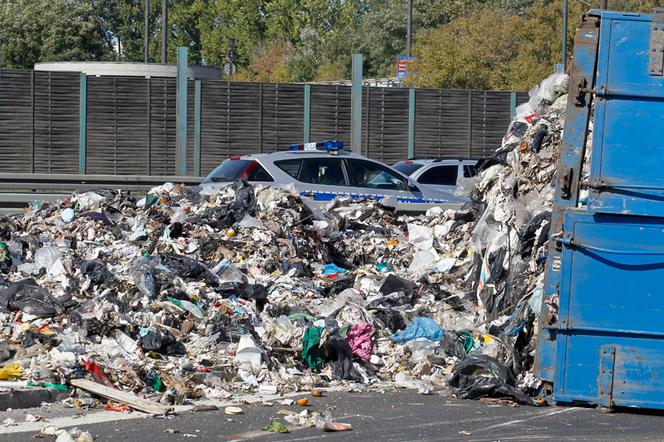 15 ton śmieci zasypało Trasę AK