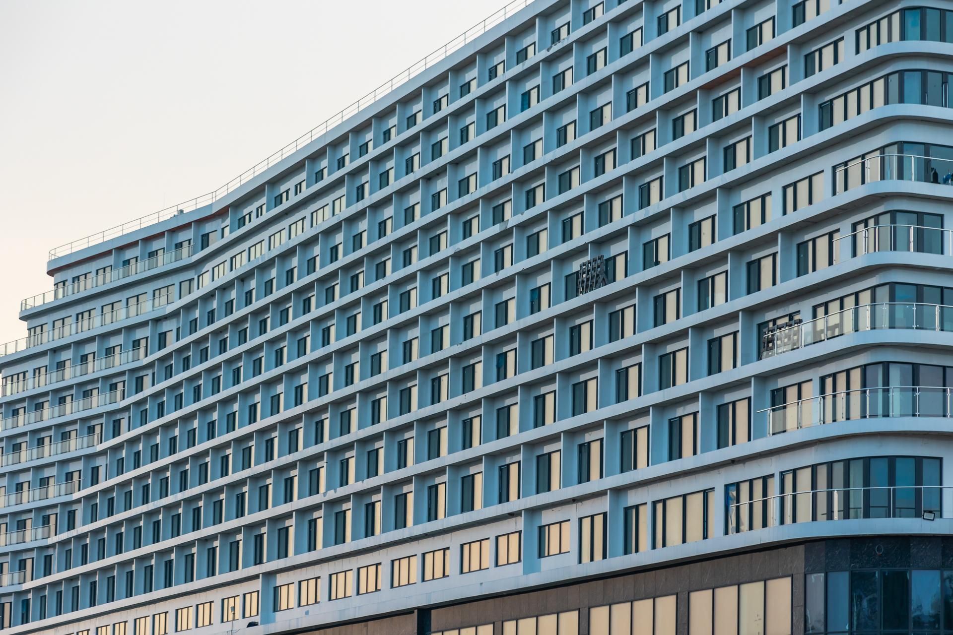 Hotel Gołębiewski w Pobierowie przypomina z daleka ogromny okręt pasażerski