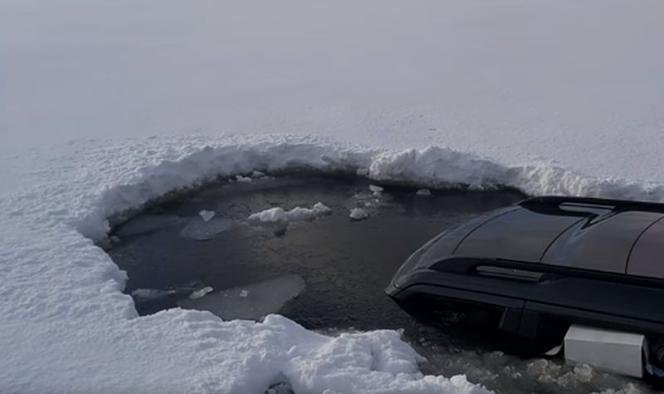 Jezioro Choczewskie. Kierowca land rovera wjechał na lód. Auto znalazło się pod wodą