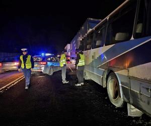  Autobus wbił się w stojaca na poboczu cięzarówkę