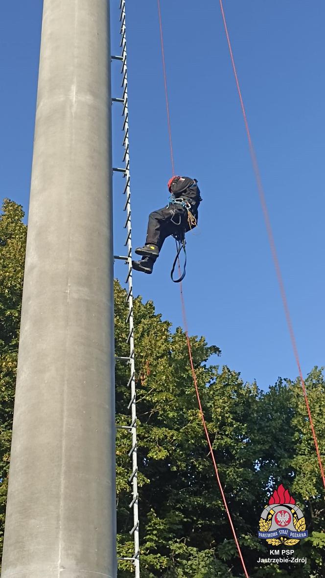 Mężczyzna wszedł na 47-metrową wieżę telefoniczną. Dramatyczna akcja ratunkowa strażaków