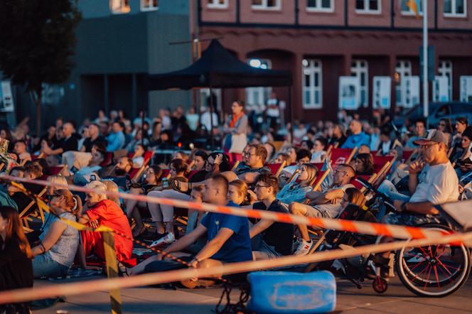 Tłumy ludzi i świetna atmosfera. Wystartowało plenerowe Kino Letnie w Centrum Historii Zajezdnia [GALERIA]