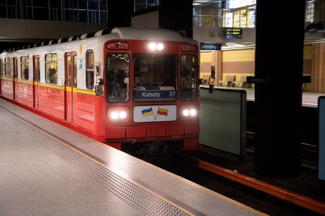  Kultowy pociąg metra ostatni raz pojechał w Warszawie. Co się z nim stanie?