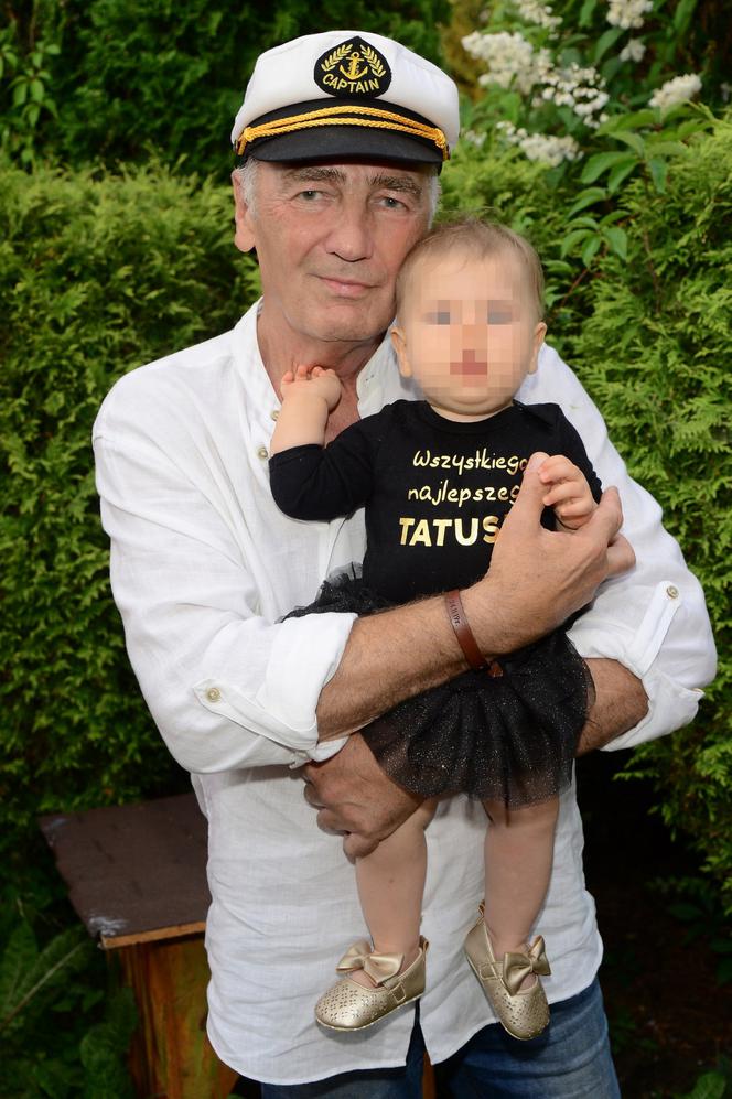 73-letni Strasburger FIKA z maleńką córką na IMPREZIE. Koledzy patrzyli z boku [ZDJĘCIA]