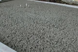 Beton wodoprzepuszczalny (beton jamisty). Szybkie utwardzenie nawierzchni i retencja deszczówki