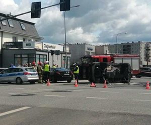 Kolizja na Sokołowskiej w Siedlcach. Jedno auto przewróciło się na bok