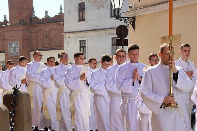 Nowi księża w diecezji tarnowskiej. 14 mężczyzn przyjęło święcenia kapłańskie