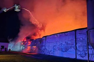 Ogromny pożar fermy drobiu w Fałkowicach. W ogniu mogło zginąć nawet 130 tysięcy kur