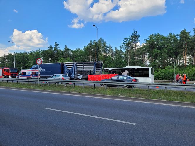 Tragiczny wypadek w Ząbkach. Autobus miejski zderzył się z ciężarówką