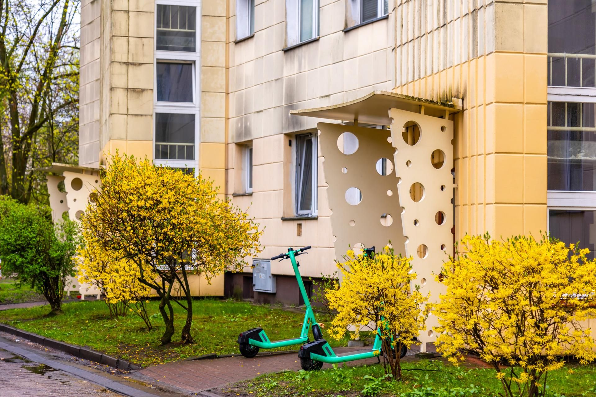 Osiedle WSM Koło II w Warszawie - zdjęcia. Pablo Picasso na ścianie i klatki schodowe typu ser