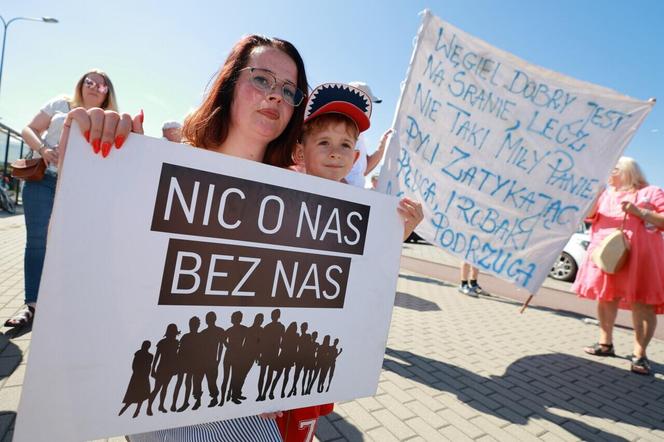 Protest mieszkańców w Letnicy. "Czarny pył do domu leci, tak się truje nasze dzieci" 