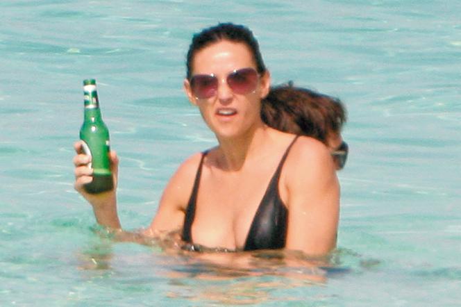Demi Moore zabawia się z piwem a jej córka z kochankiem