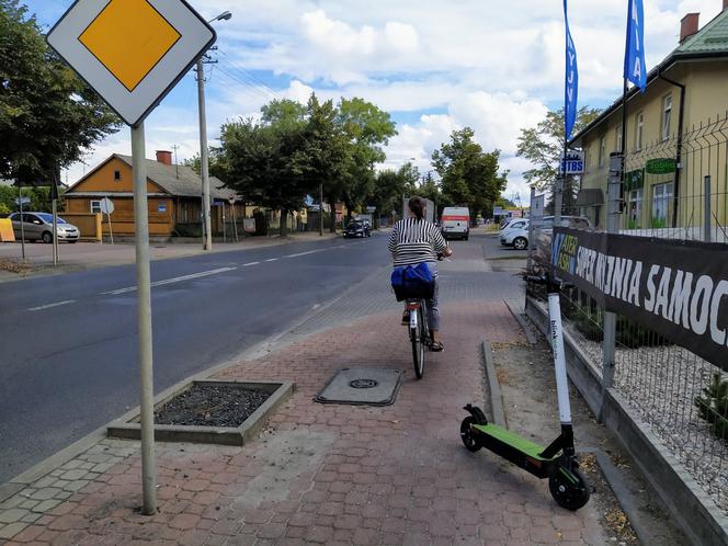 Czasami hulajnogi są ustawione w taki sposób, że zajmują spory kawałek przejścia na chodniku