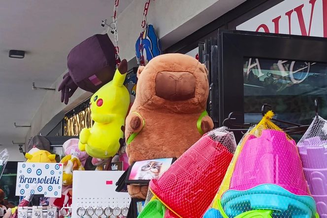 Wakacyjne pamiątki na straganach w nadmorskich kurortach