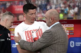 Michał Probierz zdradza kulisy rozmowy z Robertem Lewandowskim. Zdaniem byłego kapitana opaska nic nie znaczy?