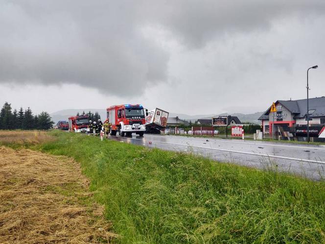 Łososina Dolna. Zderzenie dwóch dostawczaków. Ciężarówka chciała je minąć i skończyła w rowie