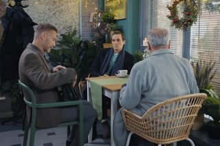 M jak miłość, odcinek 1853: Olek (Maurycy Popiel), Andrzej Budzyński (Krystian Wieczorek), Argasiński (Karol Strasburger)