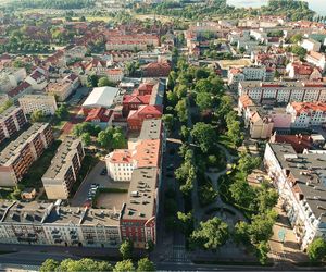 Tłumy turystów odwiedzają to miasto. Jest największym na Mazurach