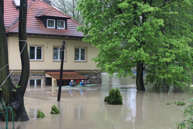 Wielka woda wdzierała się do domów. 14 lat temu Kraków i Małopolska walczyły z powodzią