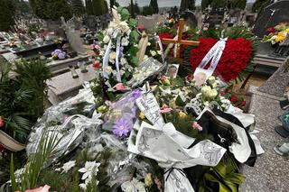 Ostróda. Pogrzeb zamordowanego małżeństwa. Grób Doroty i Adama utonął w kwiatach [ZDJĘCIA]