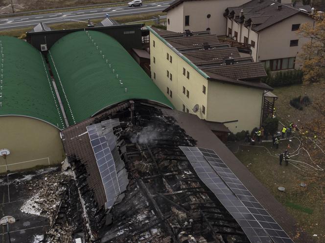 Strażacy weszli do zgliszczy Hotelu Tenis pod Opolem. W środku były trzy ciała