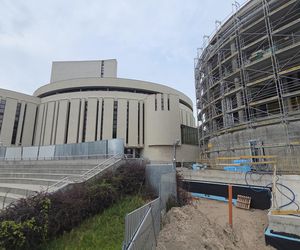 Szklana fasada Opery Nova nabiera kształtów. Rozbudowa wkracza w decydującą fazę!