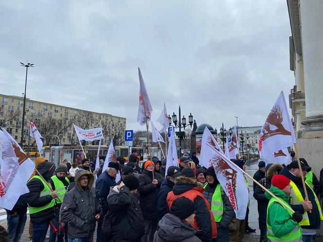 Warszawa: pracownicy MPO protestowali przed ratuszem