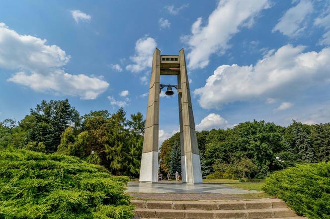 Dzwon Pokoju i Przyjaźni Między Narodami na terenie Cytadeli w Poznaniu