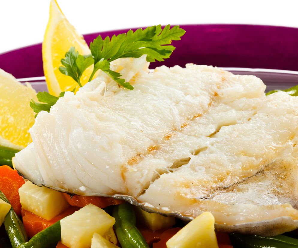 Miruna lub morszczuk z warzywami: przepis na lekkie danie rybne