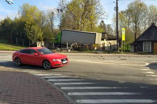 Wypadek w Łagowie koło Kielc. Ciężarówka staranowała ogrodzenie i uderzyła w budynek gospodarczy
