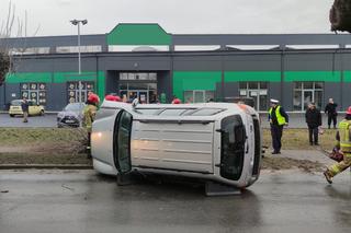 Wypadek w Skarżysku-Kamiennej. Samochód zderzył się z drzewem!