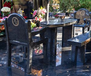 Tego grobu nikt się nie spodziewał! Zadaszenie, stół i krzesła na cmentarzu w Poznaniu