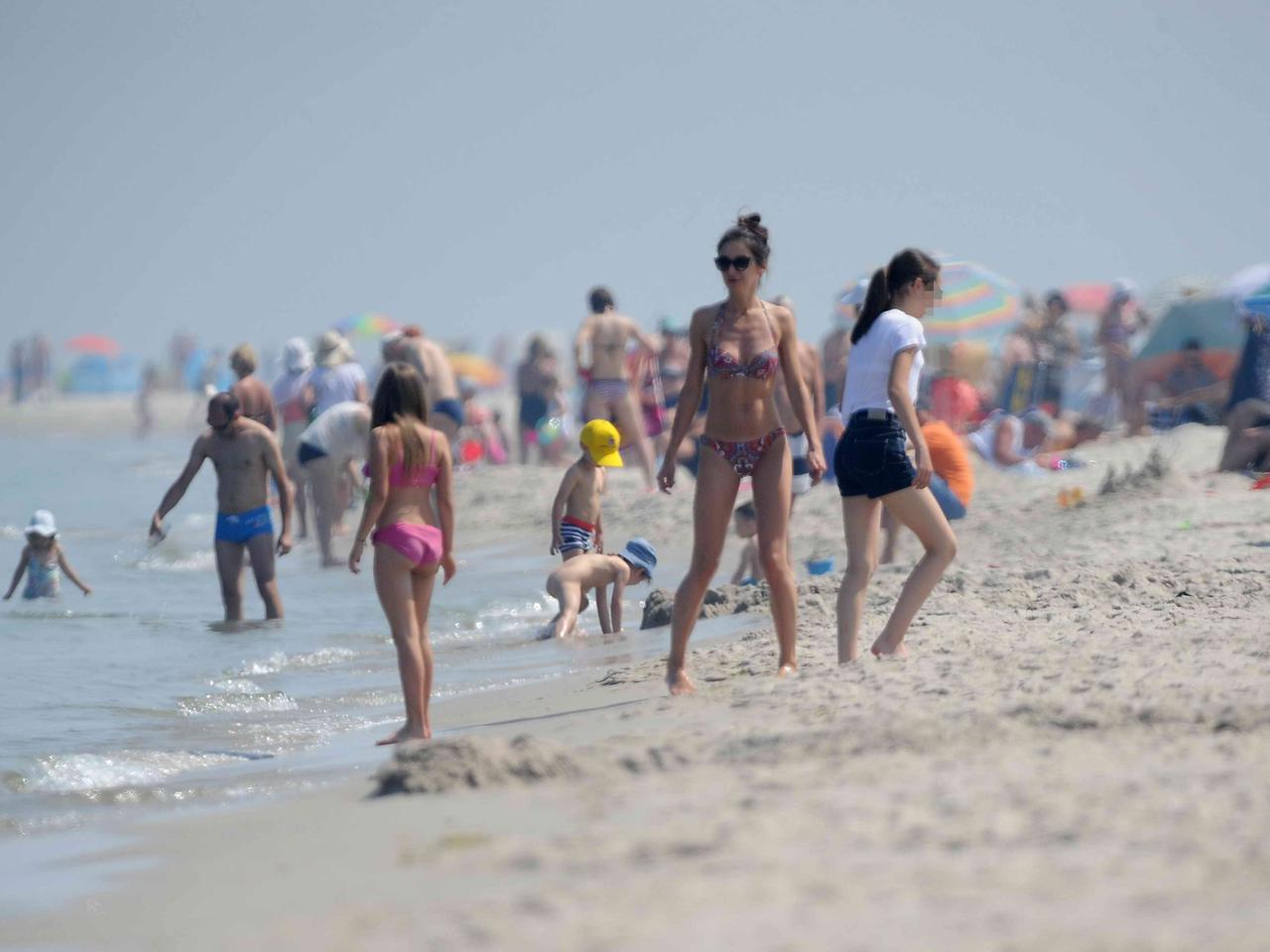 Kaczyńska z nieznajomym smaży się na plaży