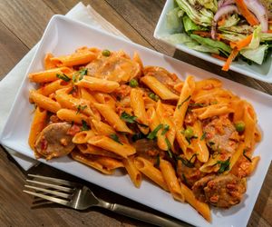 Smakowity makaron z sosem wiejskim na szybki i niedrogi obiad